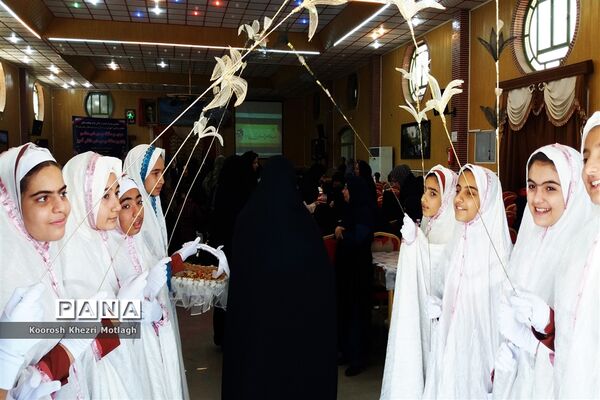 تجلیل از دانش آموزان و دبیران منتخب جشنواره‌ها و مسابقات علمی - پژوهشی در کازرون