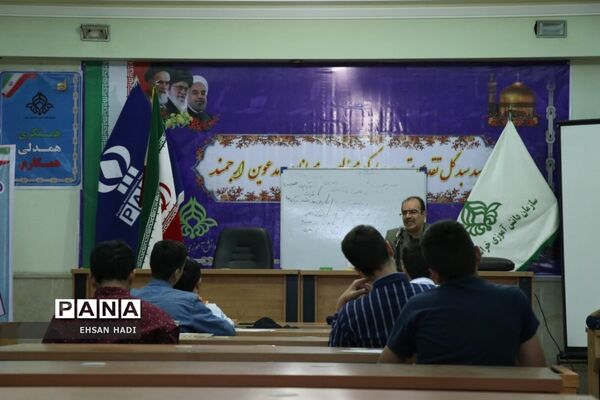 کلاس‌های تابستانه خبرنگاری و مجری‌گری دانش‌آموزان پسر در سازمان دانش‌آموزی