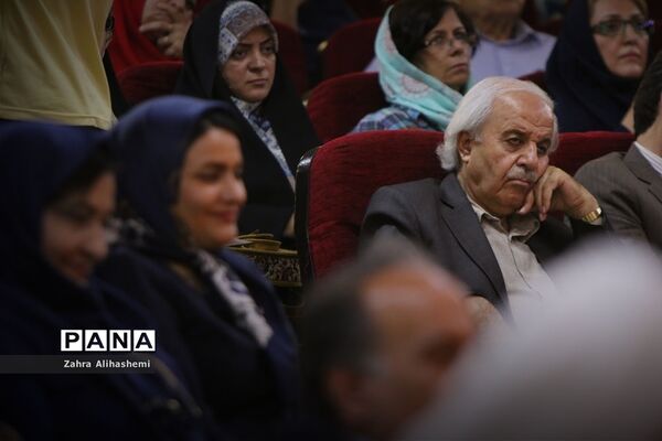 پانزدهمین نشست کافه خرد: نقد و نظر در کارآمدی و بقای مدرسه