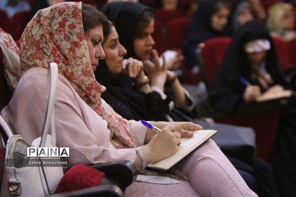 پانزدهمین نشست کافه خرد: نقد و نظر در کارآمدی و بقای مدرسه