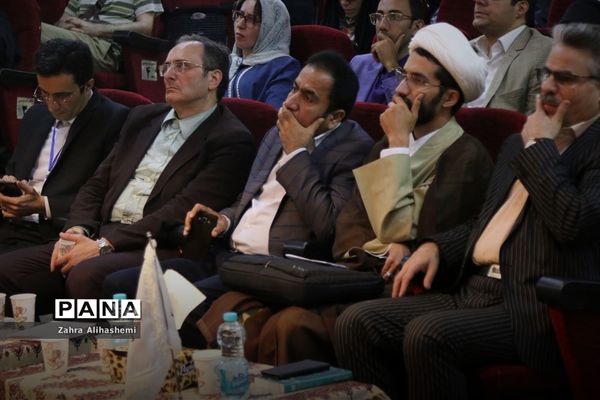 پانزدهمین نشست کافه خرد: نقد و نظر در کارآمدی و بقای مدرسه