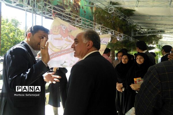 بازدید فرماندارشهرستان ملارد ازنمایشگاه طرح‌های بهداشت و اجتماعی