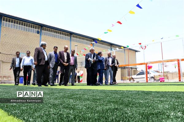افتتاح سالن ورزشی و زمین چمن مصنوعی دانش‌آموزان ناحیه 3 شیراز