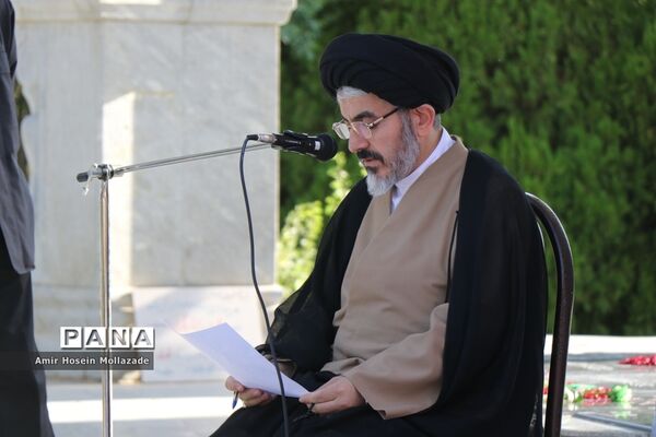 مراسم عقد زوج دانشجو در مزار شهدای گمنام