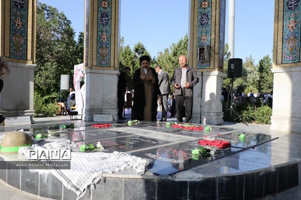مراسم عقد زوج دانشجو در مزار شهدای گمنام