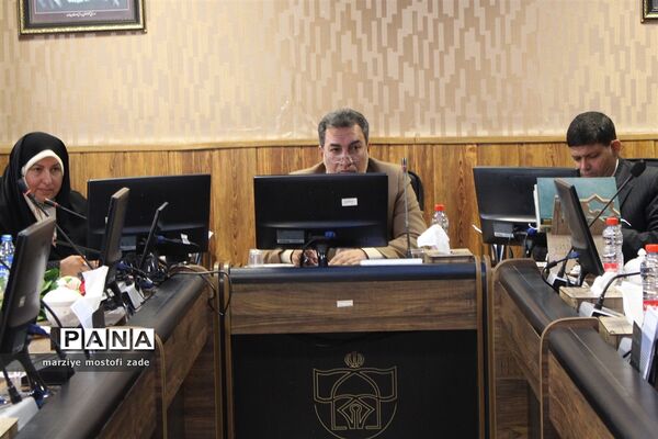 دیدار مدیرکل آموزش و پرورش فارس با نمایندگان دخترمجامع ، مجلس و شورای دانش‌آموزی فارس