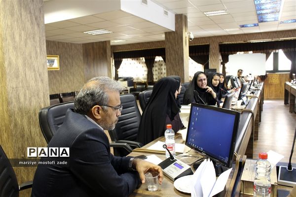 دیدار مدیرکل آموزش و پرورش فارس با نمایندگان دخترمجامع ، مجلس و شورای دانش‌آموزی فارس