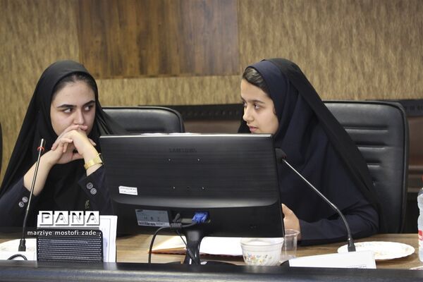 دیدار مدیرکل آموزش و پرورش فارس با نمایندگان دخترمجامع ، مجلس و شورای دانش‌آموزی فارس