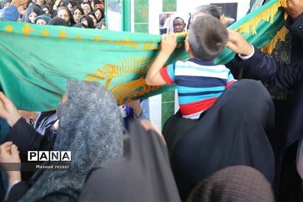 استقبال مردم شهرستان میانه از خادمان و حاملان پرچم متبرک رضوی