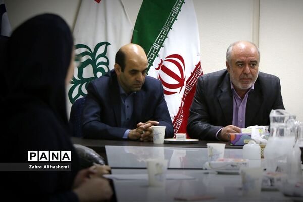 جلسه مشترک اعضای مجلس دانش‌آموزی شهر تهران با سعید جهانشاهی، رئیس اداره آموزش متوسطه دوره دوم نظری شهر تهران