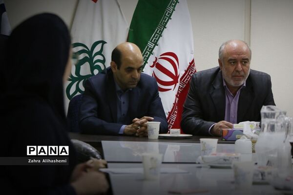 جلسه مشترک اعضای مجلس دانش‌آموزی شهر تهران با سعید جهانشاهی، رئیس اداره آموزش متوسطه دوره دوم نظری شهر تهران