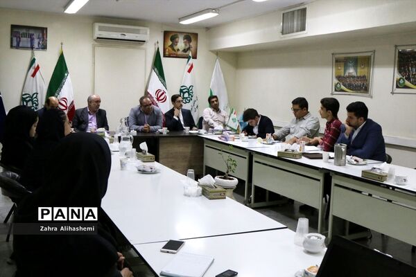 جلسه مشترک اعضای مجلس دانش‌آموزی شهر تهران با سعید جهانشاهی، رئیس اداره آموزش متوسطه دوره دوم نظری شهر تهران