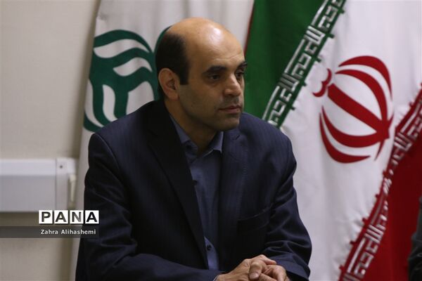 جلسه مشترک اعضای مجلس دانش‌آموزی شهر تهران با سعید جهانشاهی، رئیس اداره آموزش متوسطه دوره دوم نظری شهر تهران
