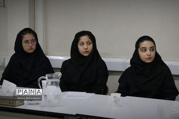 جلسه مشترک اعضای مجلس دانش‌آموزی شهر تهران با سعید جهانشاهی، رئیس اداره آموزش متوسطه دوره دوم نظری شهر تهران