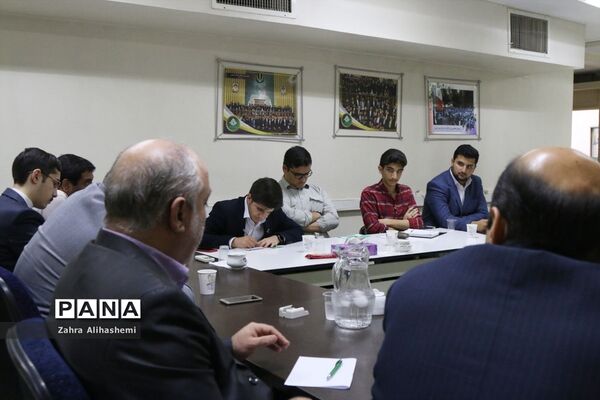 جلسه مشترک اعضای مجلس دانش‌آموزی شهر تهران با سعید جهانشاهی، رئیس اداره آموزش متوسطه دوره دوم نظری شهر تهران