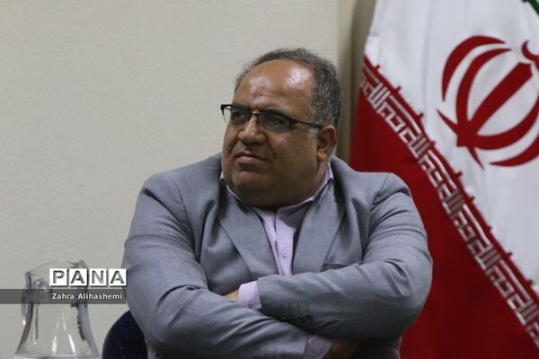 جلسه مشترک اعضای مجلس دانش‌آموزی شهر تهران با سعید جهانشاهی، رئیس اداره آموزش متوسطه دوره دوم نظری شهر تهران