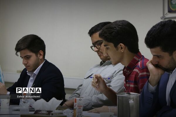جلسه مشترک اعضای مجلس دانش‌آموزی شهر تهران با سعید جهانشاهی، رئیس اداره آموزش متوسطه دوره دوم نظری شهر تهران