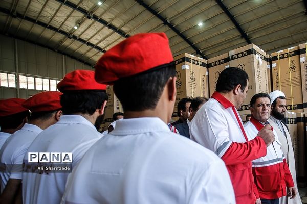 توزیع کالای اساسی بین سیل زدگان استان لرستان