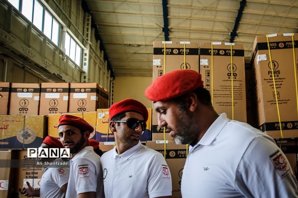 توزیع کالای اساسی بین سیل زدگان استان لرستان