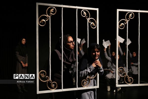 تئاتر « شبها می‌میریم روزها زنده می‌شیم »