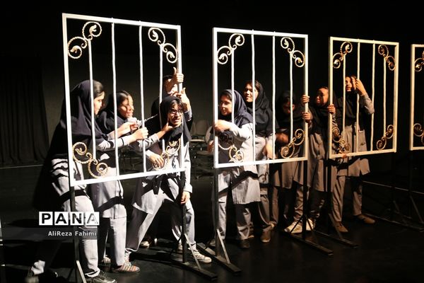 تئاتر « شبها می‌میریم روزها زنده می‌شیم »