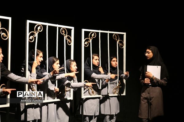 تئاتر « شبها می‌میریم روزها زنده می‌شیم »