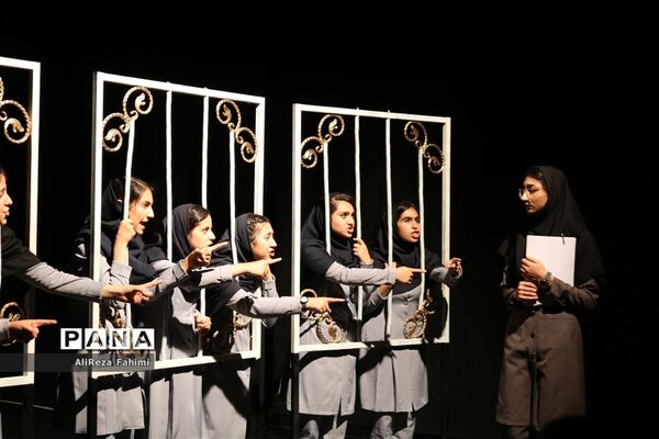 تئاتر « شبها می‌میریم روزها زنده می‌شیم »
