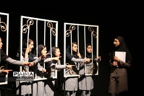 تئاتر « شبها می‌میریم روزها زنده می‌شیم »