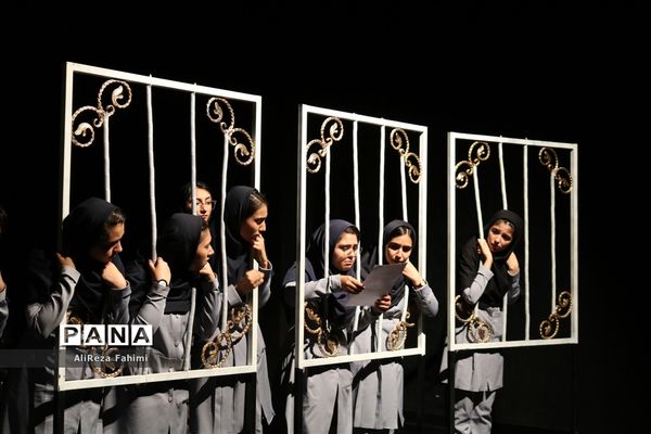 تئاتر « شبها می‌میریم روزها زنده می‌شیم »