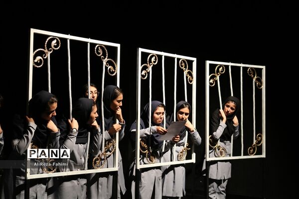 تئاتر « شبها می‌میریم روزها زنده می‌شیم »