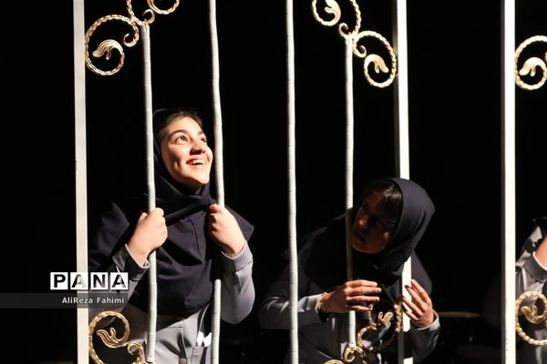 تئاتر « شبها می‌میریم روزها زنده می‌شیم »