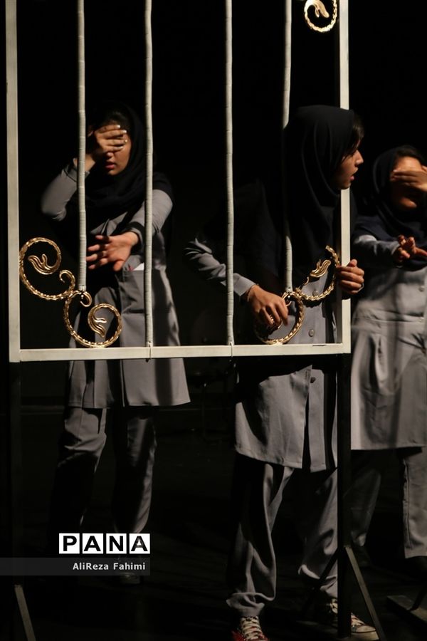 تئاتر « شبها می‌میریم روزها زنده می‌شیم »