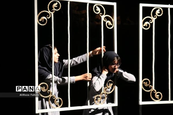 تئاتر « شبها می‌میریم روزها زنده می‌شیم »