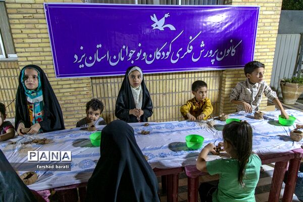 نمایشگاه نقاشی و سفالگری کودکان در دفتر امام جمعه یزد