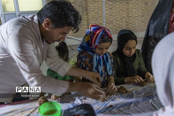 نمایشگاه نقاشی و سفالگری کودکان در دفتر امام جمعه یزد