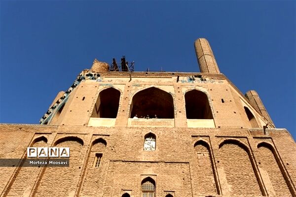 بازدید دانش‌آموزان شرکت کننده در مسابقات سراسری قرآن عترت و نماز از گنبد سلطانیه