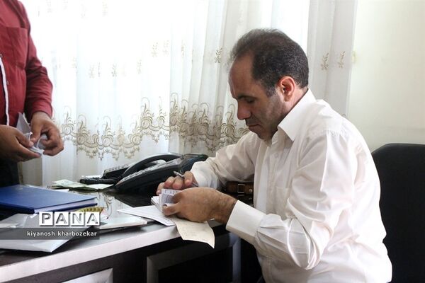 بازدید کارشناسان سازمان دانش آموزی و اتحادیه خیاطان از تولیدی‌های همسان سازی پوشاک مدارس ارومیه