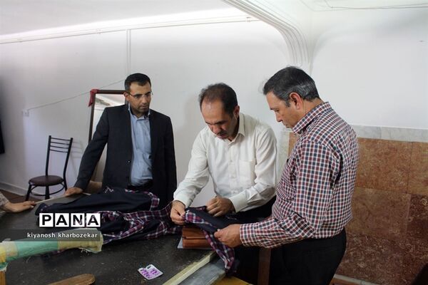 بازدید کارشناسان سازمان دانش آموزی و اتحادیه خیاطان از تولیدی‌های همسان سازی پوشاک مدارس ارومیه