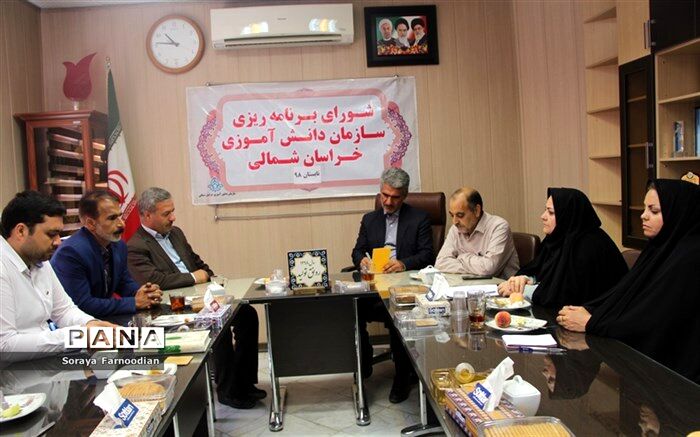 تشکل های دانش آموزی وروددانش آموزان به عرصه  اجتماعی  را فراهم می نماید