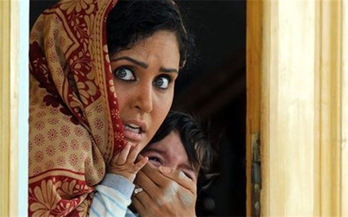 نمایش «شبی که ماه کامل شد» با حضور خانواده شهدای مدافع حرم