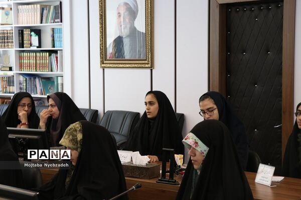 نشست نمایندگان تشکل‌های دانش‌آموزی خراسان رضوی با مدیرکل آموزش و پرورش استان