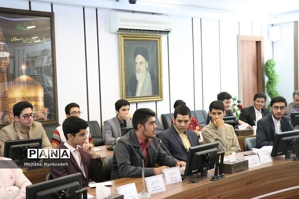 نشست نمایندگان تشکل‌های دانش‌آموزی خراسان رضوی با مدیرکل آموزش و پرورش استان