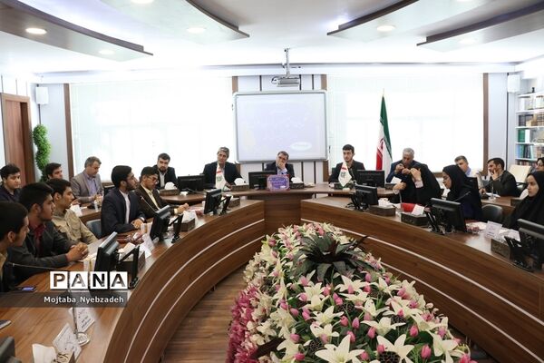 نشست نمایندگان تشکل‌های دانش‌آموزی خراسان رضوی با مدیرکل آموزش و پرورش استان
