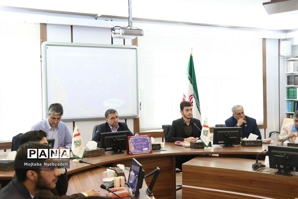 نشست نمایندگان تشکل‌های دانش‌آموزی خراسان رضوی با مدیرکل آموزش و پرورش استان