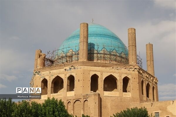 بازدید دانش‌آموزان شرکت کننده در مسابقات قرآن از نقاط دیدنی شهر زنجان