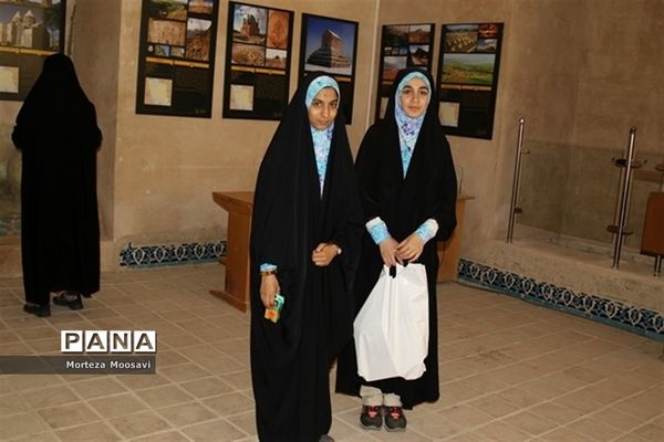 بازدید دانش‌آموزان شرکت کننده در مسابقات قرآن از نقاط دیدنی شهر زنجان