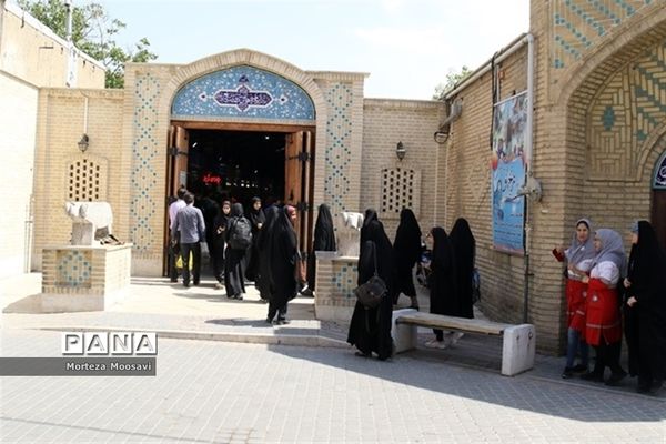 بازدید دانش‌آموزان شرکت کننده در مسابقات قرآن از نقاط دیدنی شهر زنجان