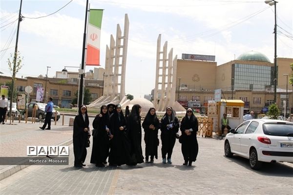 بازدید دانش‌آموزان شرکت کننده در مسابقات قرآن از نقاط دیدنی شهر زنجان