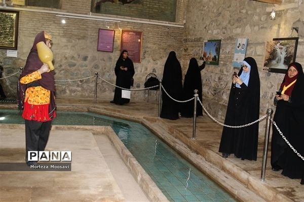 بازدید دانش‌آموزان شرکت کننده در مسابقات قرآن از نقاط دیدنی شهر زنجان