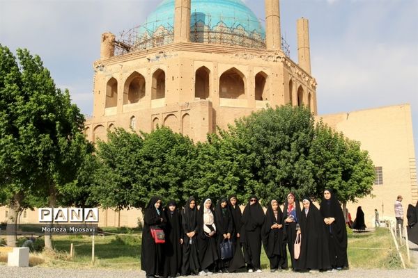 بازدید دانش‌آموزان شرکت کننده در مسابقات قرآن از نقاط دیدنی شهر زنجان